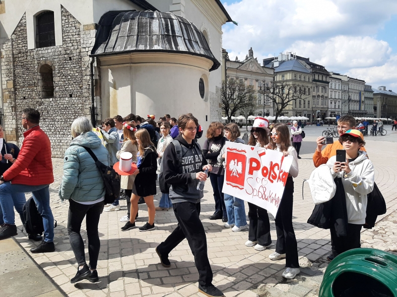 Tak czy owak z panią Nowak. W Krakowie maszerowali nie tylko uczniowie