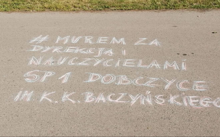 Rodzice z Dobczyc apelują o “zaniechanie nagan i zwolnień”. Co na to kurator Nowak?