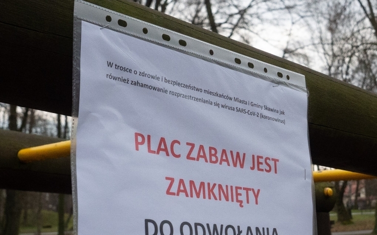 Dzieci wracają na place zabaw. Co z maseczkami i dezynfekcją urządzeń?