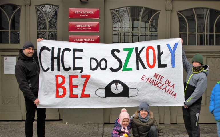 Dzieci protestowały pod kuratoriami oświaty. Minister edukacji mówi, kiedy wrócą do szkół 